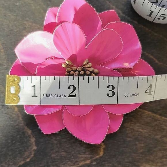 Vtg fuschia faux patent leather flower hair clip - Picture 6 of 9